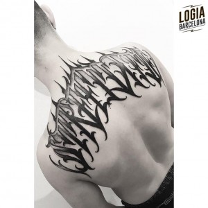Tatuaje espalda - Lettering - Logia Barcelona 